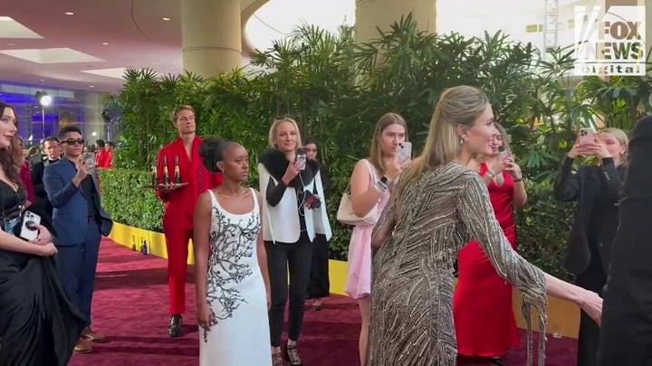 Angelina Jolie pasea con su hija por la alfombra de los Globos de Oro 2025