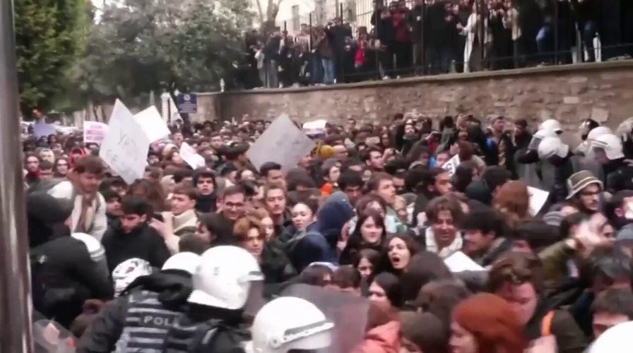 Los estudiantes se enfrentan a la policía por la detención del alcalde de Estambul