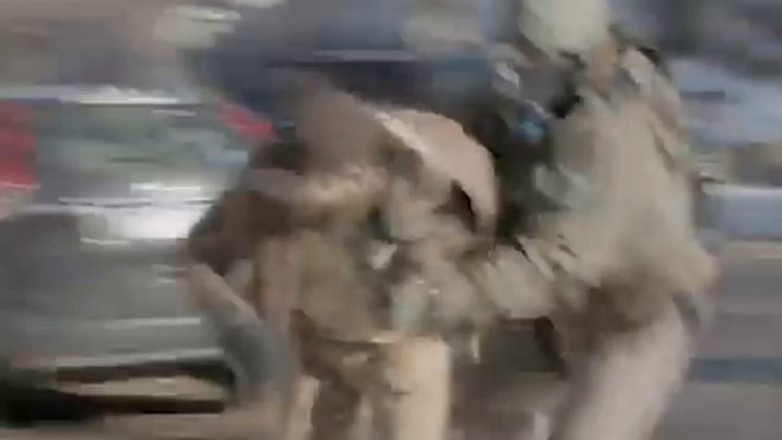 El vídeo parece mostrar a Alex en un violento enfrentamiento con los federales días antes del tiroteo.