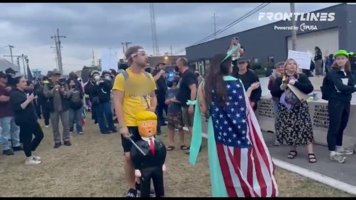 Chicago 'No Kings' protesters bash Trump piñata