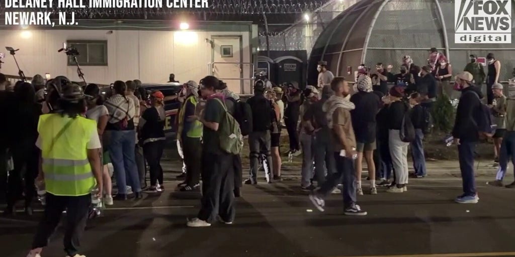 Delaney Hall protesters control traffic as police nowhere to be seen