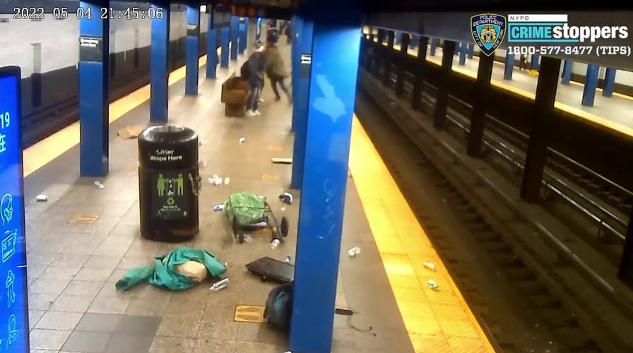 NYC men fall onto Subway tracks after starting knifepoint fight