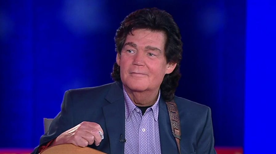 Marty Raybon sings ‘Two Dozen Roses’ at the Grand Ole Opry