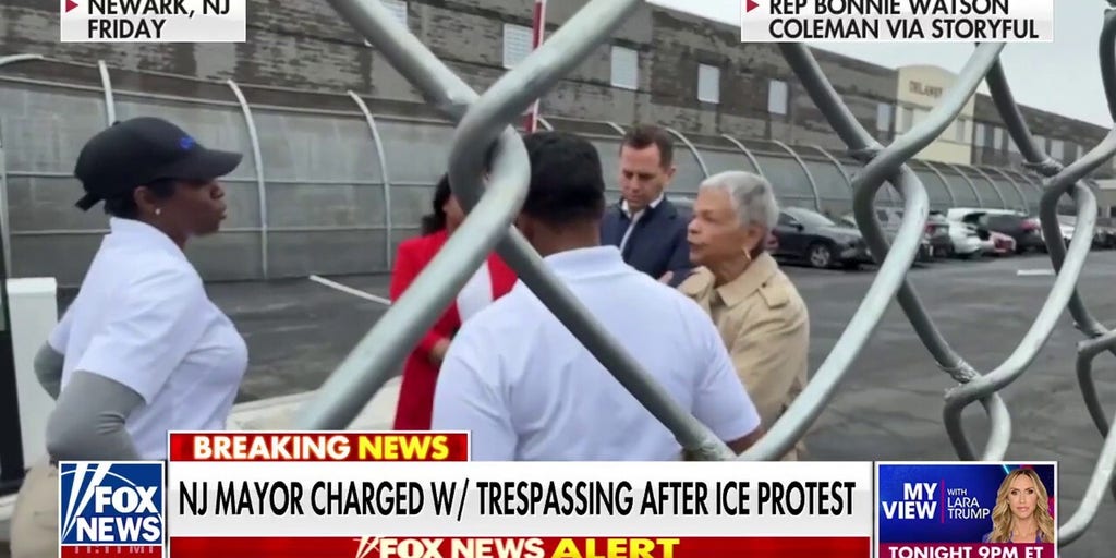 NJ mayor charged with trespassing after breaching ICE facility