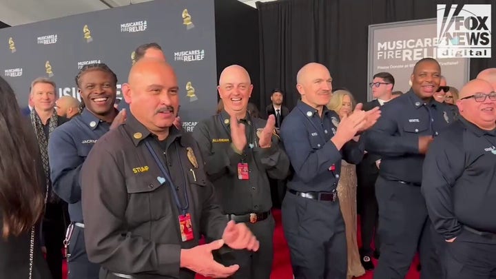 Los bomberos desfilan por la alfombra roja de los Premios Grammy 2025