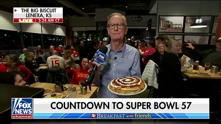 Steve Doocy shares Kansas restaurant's cinnamon roll pancakes