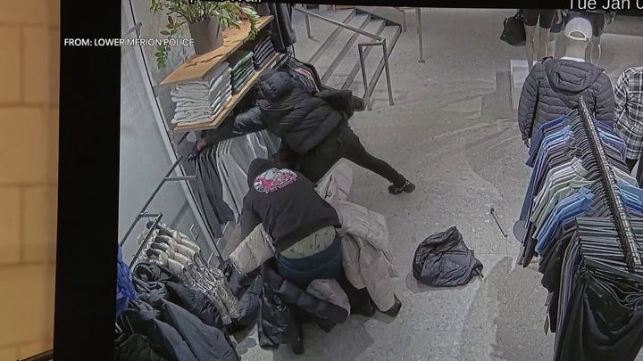 Sospechosos armados con mazos irrumpen en la tienda Lululemon en un descarado robo