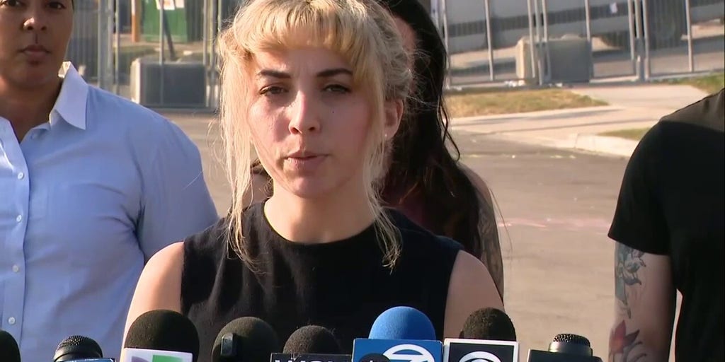 Illinois congressional candidate leads protest outside ICE facility