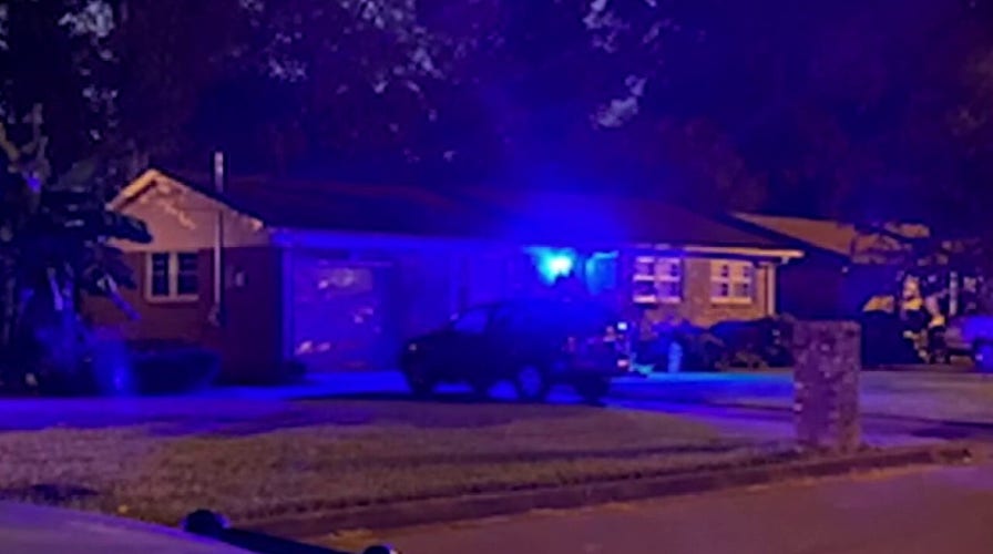 Alabama neighborhood lights up blue to show police support 