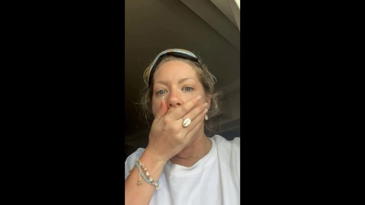 Un mono irrumpe en la habitación de hotel de una turista mientras duerme: mira este momento salvaje.