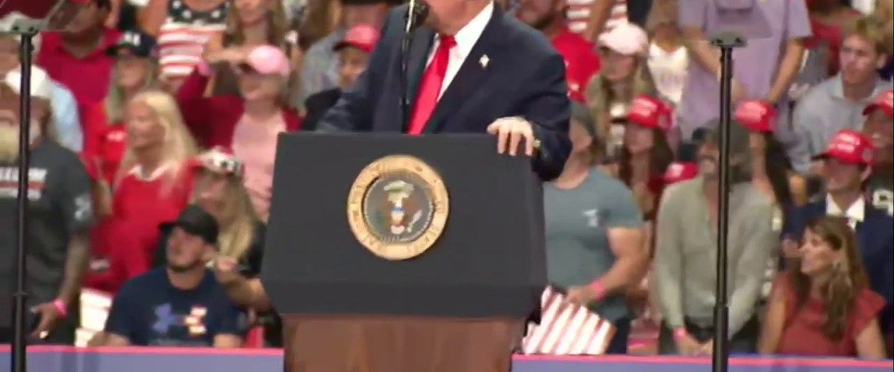 Trump llama «imbécil» y «fracasado» a un manifestante por interrumpir un mitin de « Florida » - Fox News