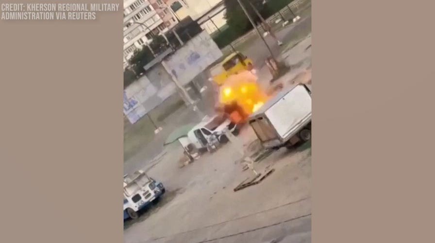 Un vídeo muestra cómo un dron parece seguir a un hombre por un mercado de Ucrania antes de detonar a su lado