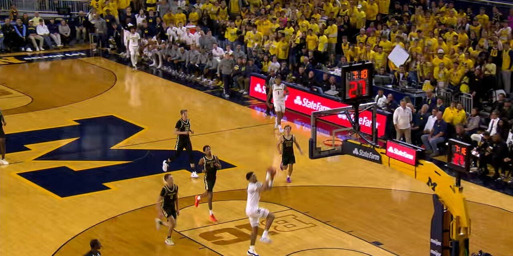 Yaxel Lendeborg finishes breakaway with powerful dunk, extending Michigan’s lead over Oakland