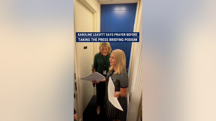 Karoline Leavitt says prayer before taking the press briefing podium 