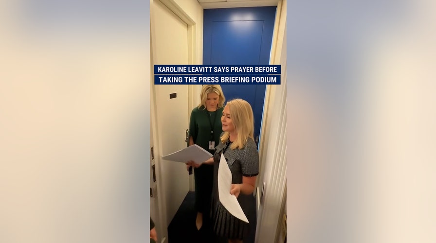 Karoline Leavitt says prayer before taking the press briefing podium 