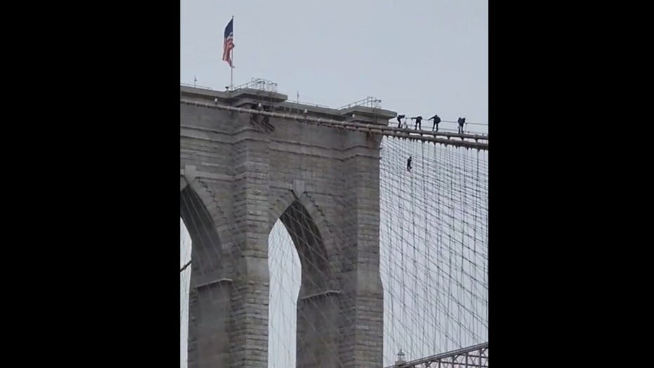 Man scales Brooklyn Bridge during morning rush hour