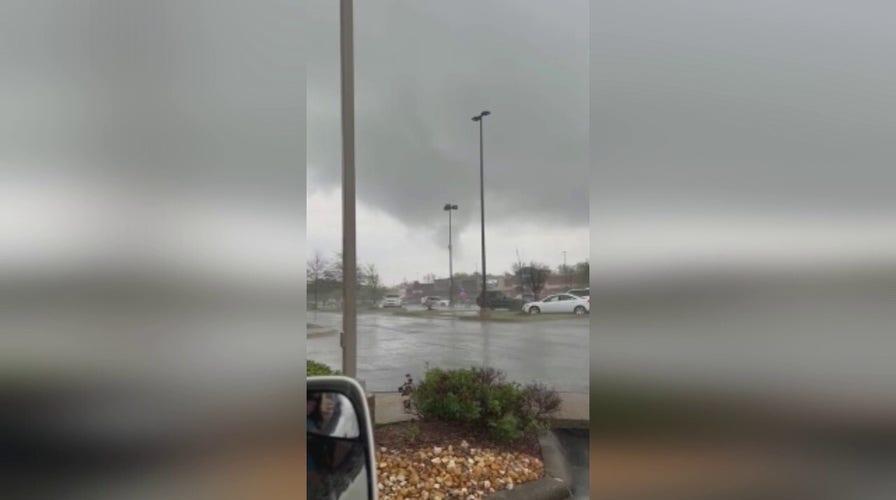Arkansas tornado caught on camera