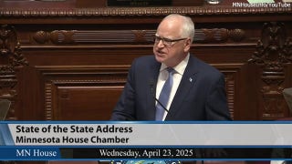 El gobernador Minnesota , Walz, califica las deportaciones de la administración Trump de "gulags salvadoreños" y afirma que "se está barriendo a estudiantes universitarios