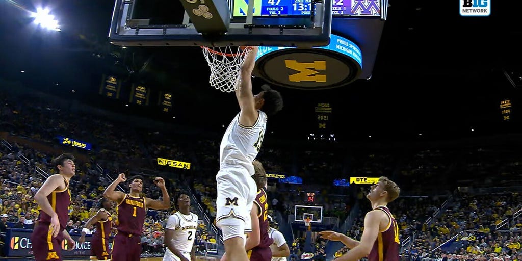 L.J. Cason finds Aday Mara for an alley-oop dunk, extending Michigan's lead over Minnesota