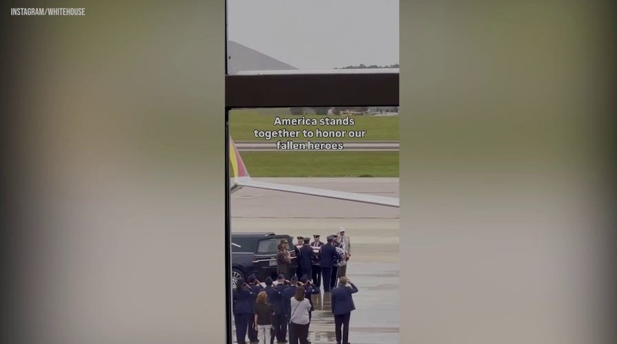 MIRA: Se vive un emotivo homenaje en el aeropuerto mientras los viajeros rinden tributo a un militar fallecido