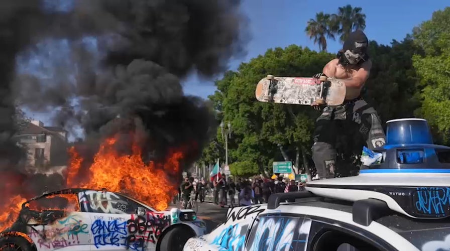 Demテウcratas apoyan violencia contra ICE en L.A.