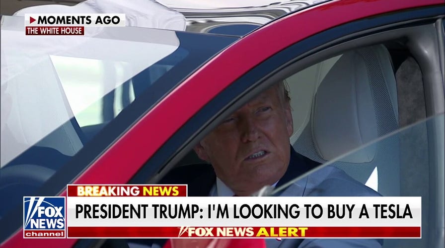 Trump toma el asiento del conductor en Telsa en muestra de apoyo a Elon Musk