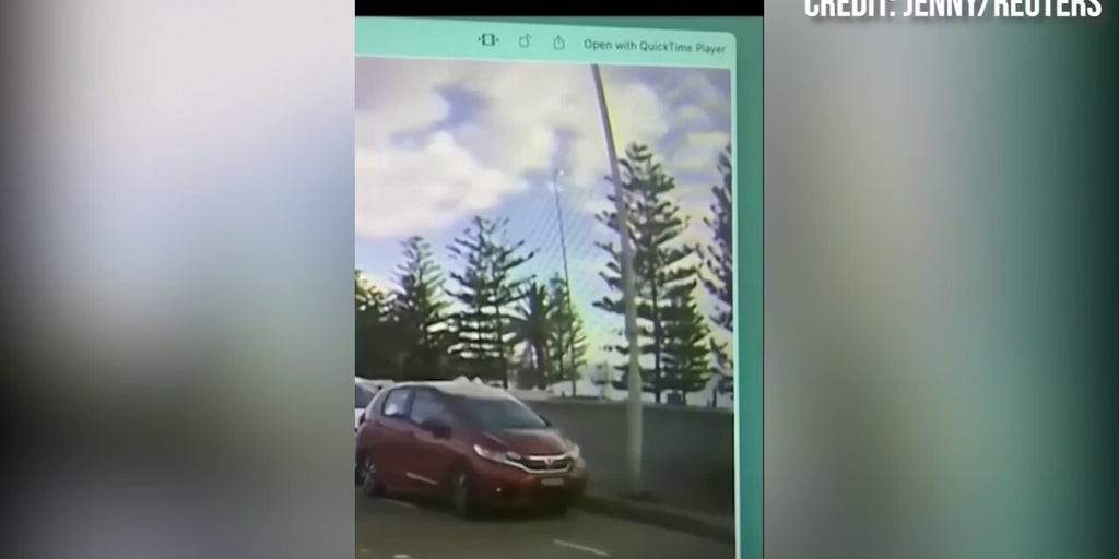 Bystanders seen confronting gunman in Australia