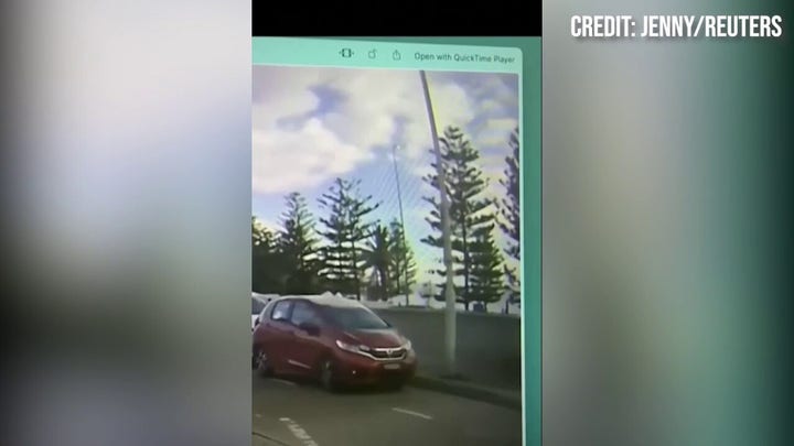 Bystanders seen confronting gunman in Australia