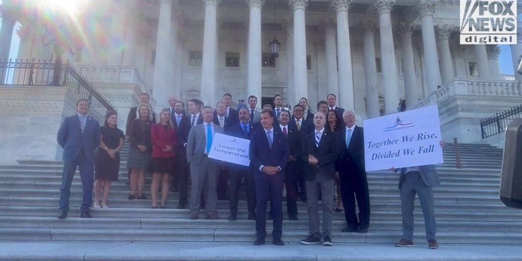 Bipartisan House lawmakers sing 'God Bless America'