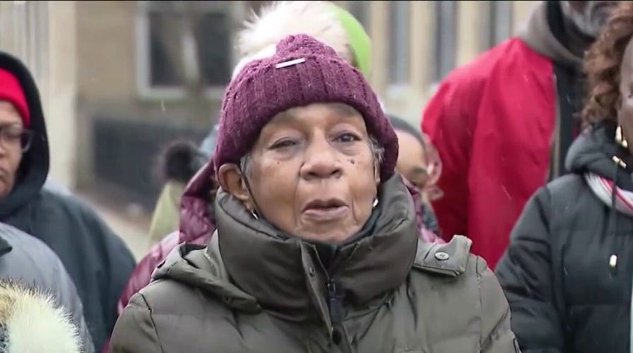 Residents of Chicago’s Woodlawn neighborhood protest shelter for migrants