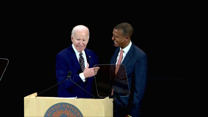 Biden diciendo que el miembro del consejo de administración de Syracuse esBarack en la presentación del retrato