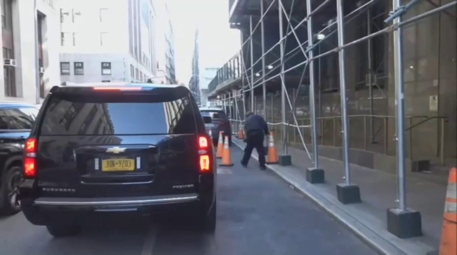 Manhattan DA Alvin Bragg arrives at office ahead of grand jury impaneling in NYPD migrant attack case