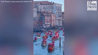 SEE IT: Parading Santas float down canals of Venice to celebrate the holiday season - Fox News