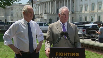 Kaine breaks into Spanish at announcement of vote on Trump-Bukele prisoner cooperation