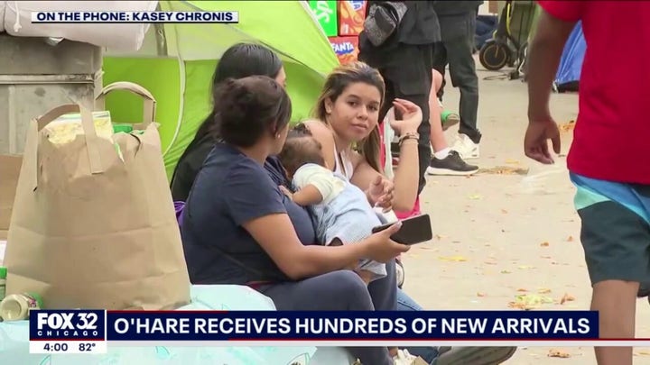Migrants in Chicago locked out of police station