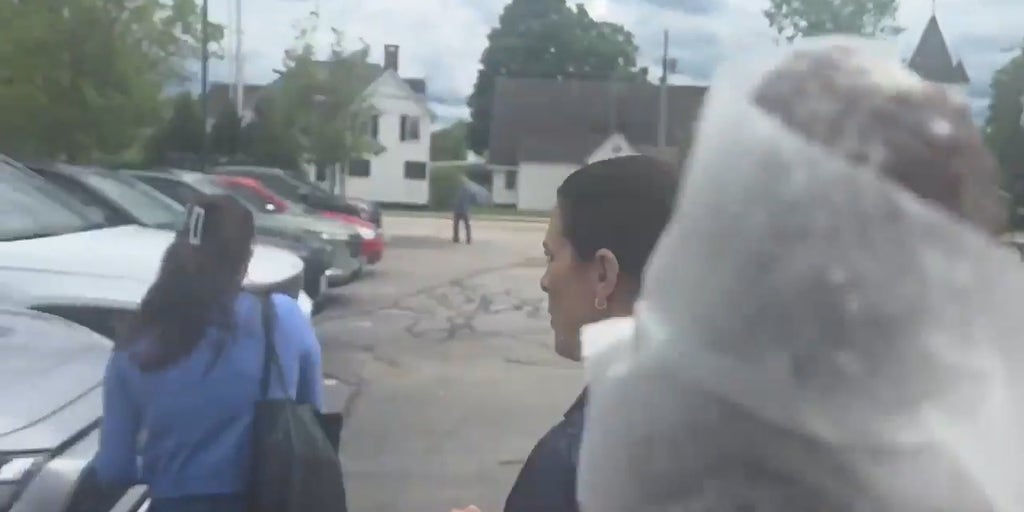 Shaheen dodges reporter's Platner questions as aide creates baked good diversion