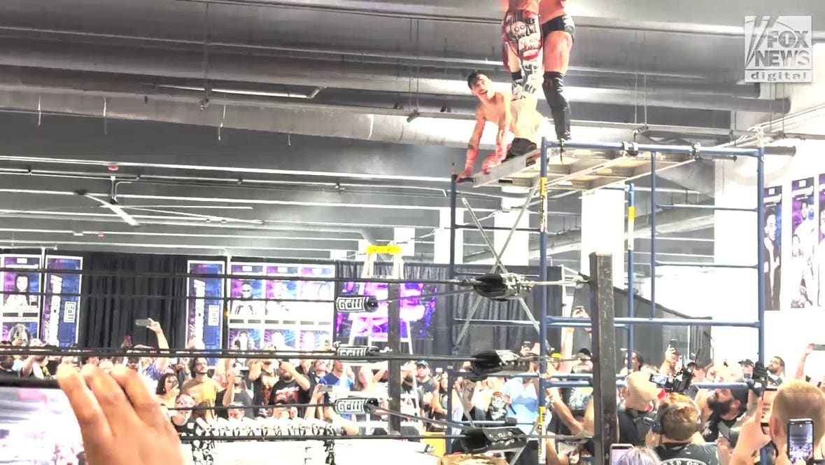 Pro wrestler delivers violent Spanish Fly at GCW Homecoming