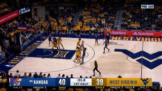 Darryn Peterson, de Kansas, anota un triple sobre la bocina del descanso contra West Virginia.