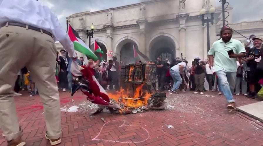 Unnamed patriot rescues burning American flag from anti-Israel agitators as crowd shouts, ‘Get him!'