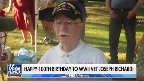 Los coanfitriones de 'Fox & Friends Weekend' celebran el cumpleaños número 100 del veterano de la Segunda Guerra Mundial Joseph Richard