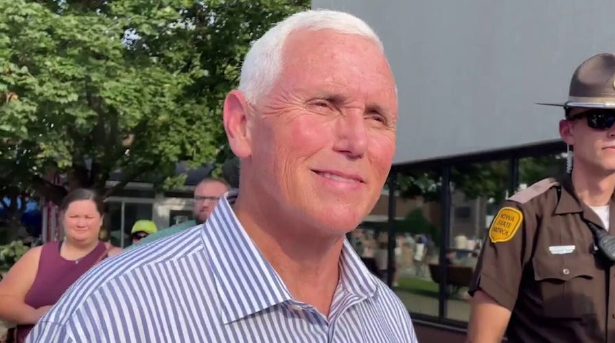  Pence says he’ll sign GOP pledge to make presidential debate stage