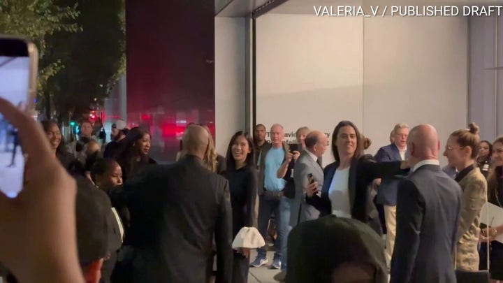 Denzel Washington parece arremeter contra sus fans en un acalorado intercambio en NYC