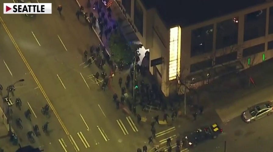 Portland rioters damage ICE building; police declare 'unlawful assembly ...