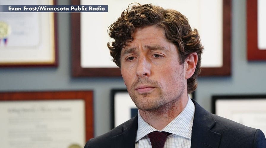 Minneapolis mayor: Officer who put his knee on Floyd’s neck should be charged