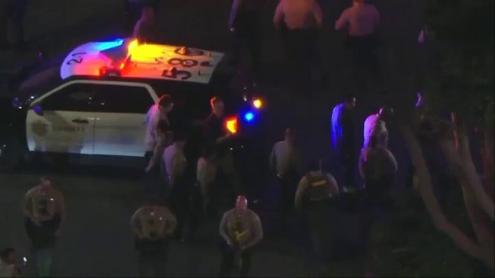 Unos manifestantes se reúnen frente a un restaurante tras confundir, al parecer, a los agentes de la TSA con ICE