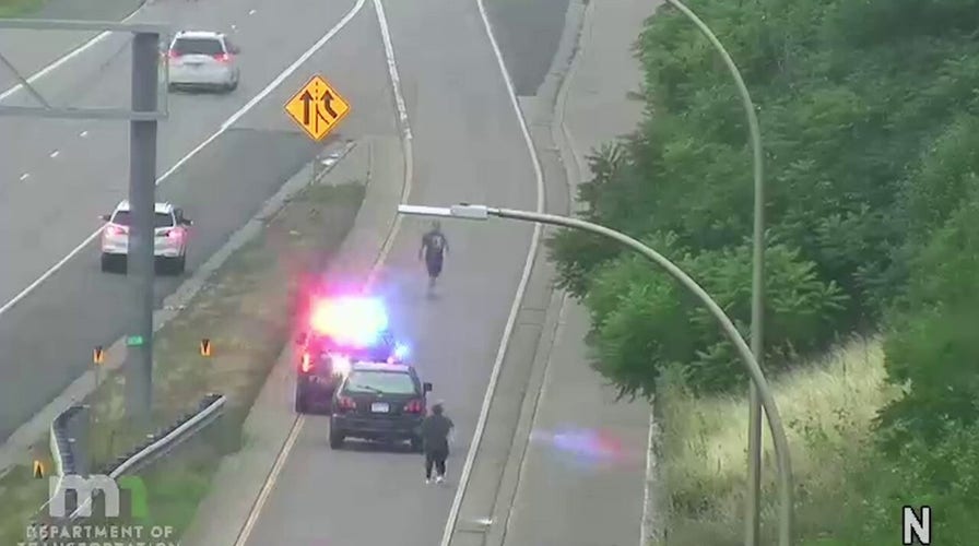 视频捕捉到一群青少年撞车被盗起亚, 在明尼苏达高速公路上起飞