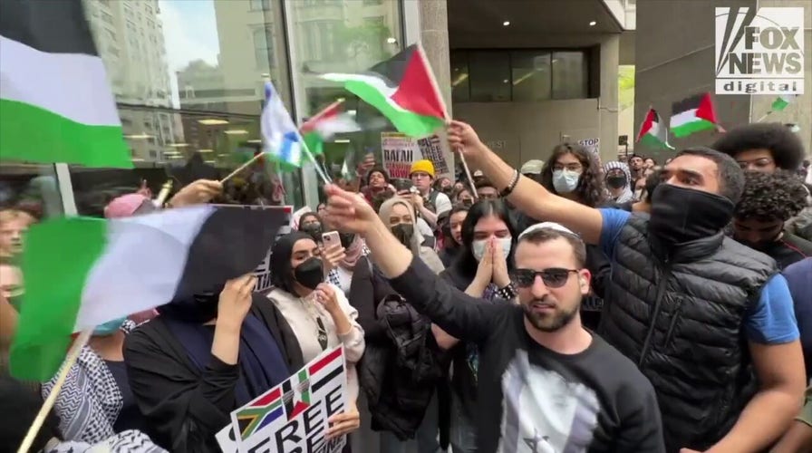Anti-Israeli agitators in NYC shout down man waving Israeli flag: 'Shame on you'