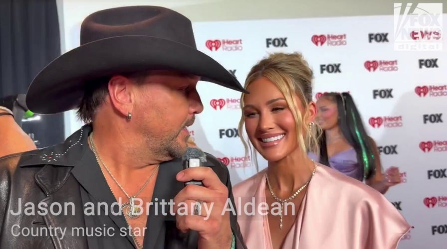 Aldeans praise supporters while embracing date night at iHeartRadio Music Awards