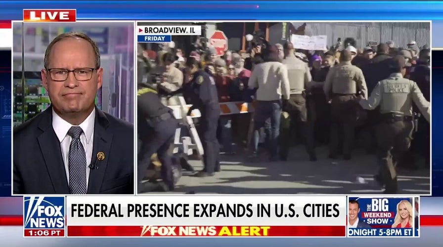 Federal migration  raids travel  to Charlotte, moving   to marque   the 'streets safer'