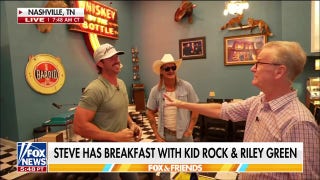 Country star Riley Green celebrates grand opening of Kid Rock's new Nashville restaurant